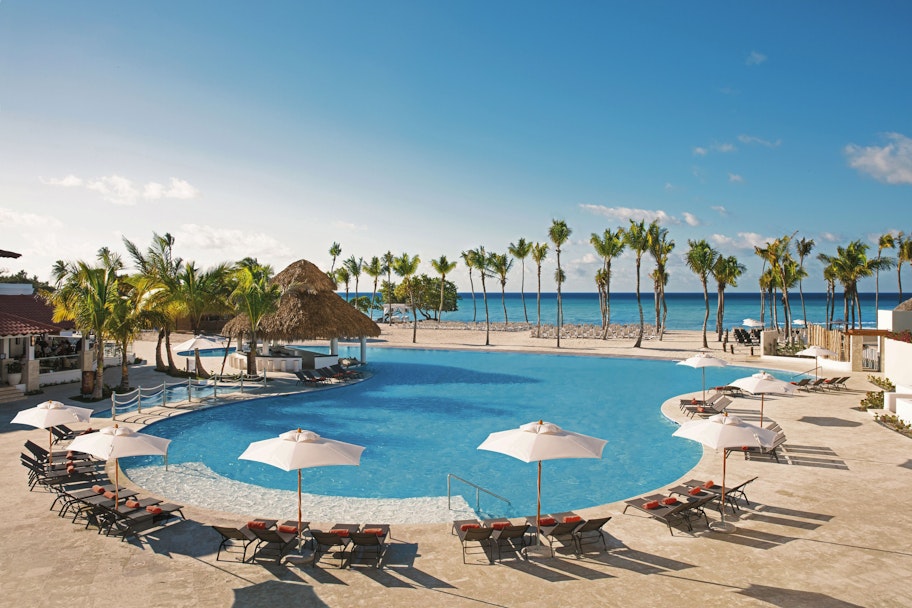 Tropisch zwembad met uitzicht op zee